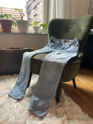 Acne Studios jeans ”Blå Konst” 29/30 - Ett par riktigt schyssta och unika jeans från Acne, i limiterad upplaga, som tyvärr var alldeles för korta för mig. Storleken är märkt som 29/34 men jag skulle säga att de är mer åt 29/30 eller 29/28, då de är väldigt korta i längden för att vara 34:or. De har en lite tapered passform och det märks verkligen att det är hög kvalitet. Mått: innerbenslängd 74cm ytterbenslängd 101cm midja 37cm. Det är bara att höra av sig vid frågor och priset kan diskuteras! 