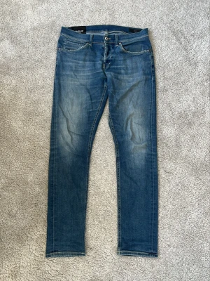 Dondup Jeans  - Hej! Säljer dessa riktigt fina Dondup jeans i nyskick och i nyaste modellen! Jeansen är först och främst väldigt bekväma, så det nästan inte känns att man använder dom! Storleken är 33 och är i den populäraste modellen George! Jeansen lägger sig riktigt gött på benen och är inte helt för slim vilket är så bra med denna modellen. Jag på sista bilden är 182cm och väger 68kg. Hör gärna av dig vid minsta inte av köp! 😊