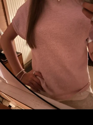 Stickad topp - sjukt snygg stickad topp/ t shirt från Lindex som är väldigt populär och i bra skick 