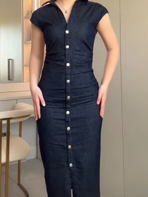 Zara jeansklänning - Superfin jeansklänning från Zara som inte går att få tag på längre! Mycket bra skick o perfekt till sommaren, i strl s, har lite scrunch i sidan vilket gör att man får fina  bb former, även en dragkedja så den går enkelt att ta på o av🩷