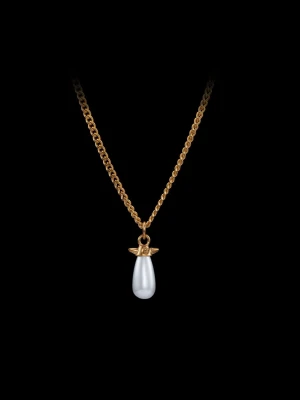 Maria Nilsdotter PEARL TEAR NECKLACE - Mitt älskade Maria Nilsdotter halsband som jag säljer då jag fick två stycken likadana i födelsedagspresent. Halsbandet är oanvänt och skickas såklart i tillhörande box. (Kan även skicka med påsen om det önskas) Det är i guld och i längd 50cm⭐️Skriv privat för egna bilder då folk tenderar att ta dem❣️orginal pris är 3595kr