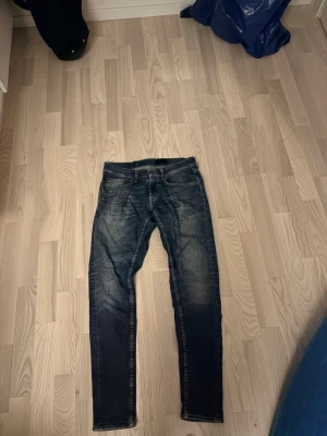 Mörkblå jeans från tiger of Sweden - Säljer ett par mörkblå slim fit jeans från tiger of Sweden med snyggt slitna detaljer. Jeansen har en skön passform och är perfekta till skön stil.                                     Pris kan diskuteras 
