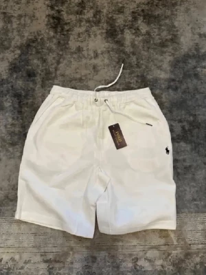 Vita shorts - Vita simpla shorts från polo perfekt för kommande sommar. Väldigt grish och och lätt att styla den