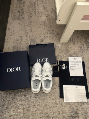 Vita D skor som lyser om man har ljus - Perfekta skor för er tonåringar som vill ha gott o blandat. Vita D skor med dina design och lyser