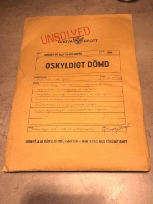 Unsolved Grova Brott: Oskyldigt Dömd - ”RÄTTEGÅNGSFALL. Den 12 september 2023 blev Jens Östergaard dömd till livstids fängelse för ett mord han hävdar att han inte begått. Nu vänder han sig till er, en grupp privatutredare, fristående från det system som vänt sig mot honom, med hopp om att ni lyckas hitta det ingen annan har hittat. - sanningen.  Det är nu upp till er att gräva djupt bland vittnesmål, ljudinspelningar, slutpläderingar förundersökningsmaterial och mycket mer. Lyckas ni bevisa Jens oskuld?” Försökt återskapa som ny!