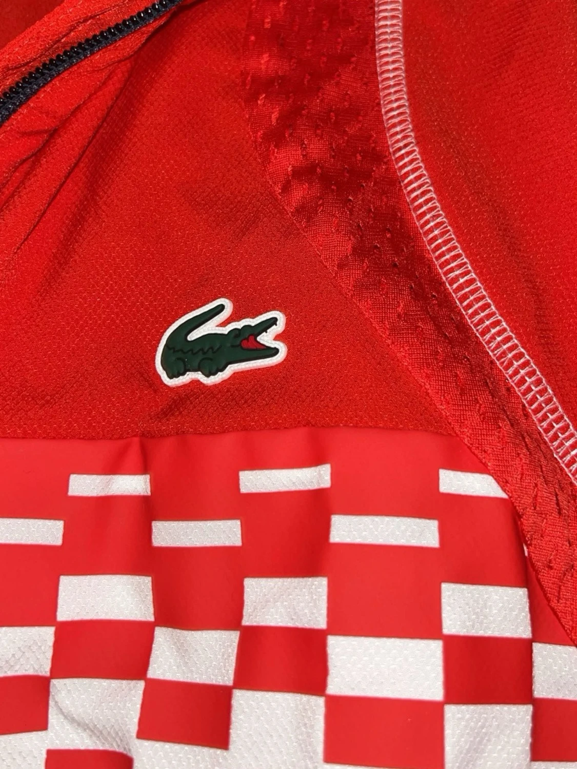 Rödvit vindjacka från Lacoste  - 2