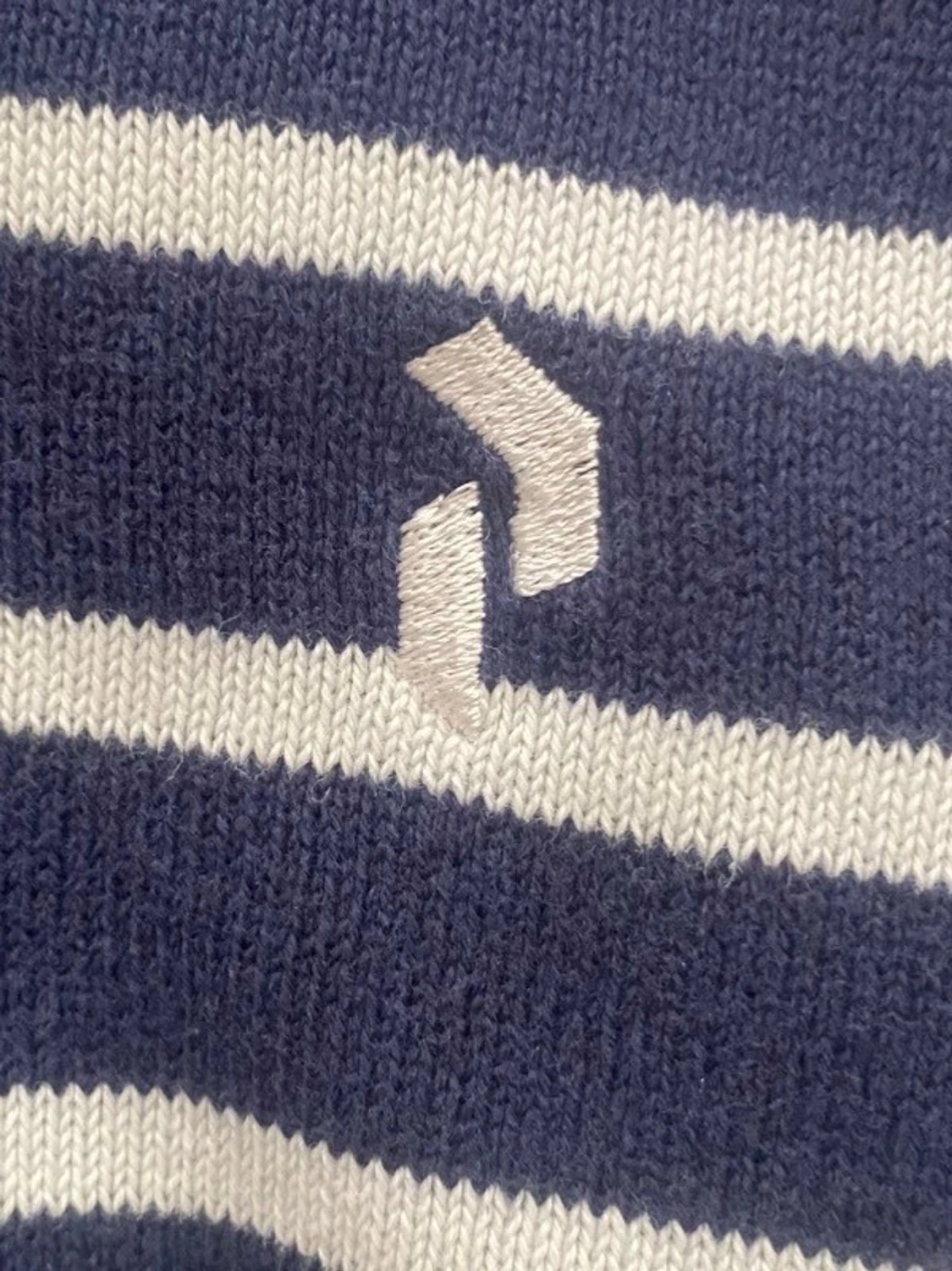 Randig marinblå tröja med V-ringning - 2