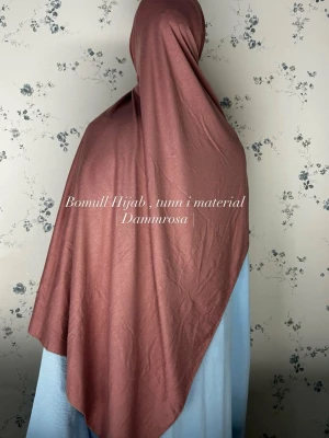 Dammrosa hijab i bomull - Snygg dammrosa hijab i tunt bomullsmaterial. Sjalen har en enkel och stilren design med mjukt fall och är lätt att styla på olika sätt. Perfekt för dig som vill ha en bekväm och luftig till din outfit.