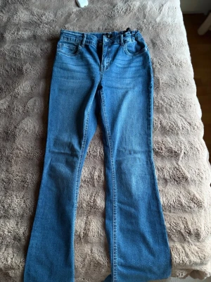 Blå bootcut jeans från LMTD - Säljer ett par blå bootcut jeans från LMTD i klassisk denim. De är från kidsbrandstore, knappt använd