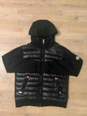 Moncler Cardigan  - Moncler Cardigan i storlek S. Jag kan mötas och frakta 