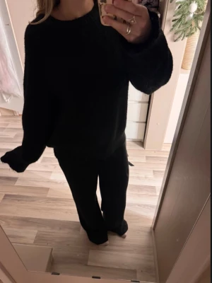 Stickad tröja - Supermysig stickad tröja🥰 Står storlek S men passar även M och L beroende på vilken passform man vill ha☺️ 