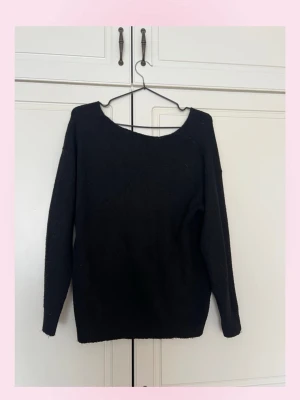Svart stickad tröja med vid hals - 💞En enkel svart stickad tröja med avslappnad passform och vid, rundad halsringning. Tröjan har långa ärmar och ribbade muddar vid ärmslut och nederkant. Perfekt basplagg för lager på lager och funkar till det mesta.💕