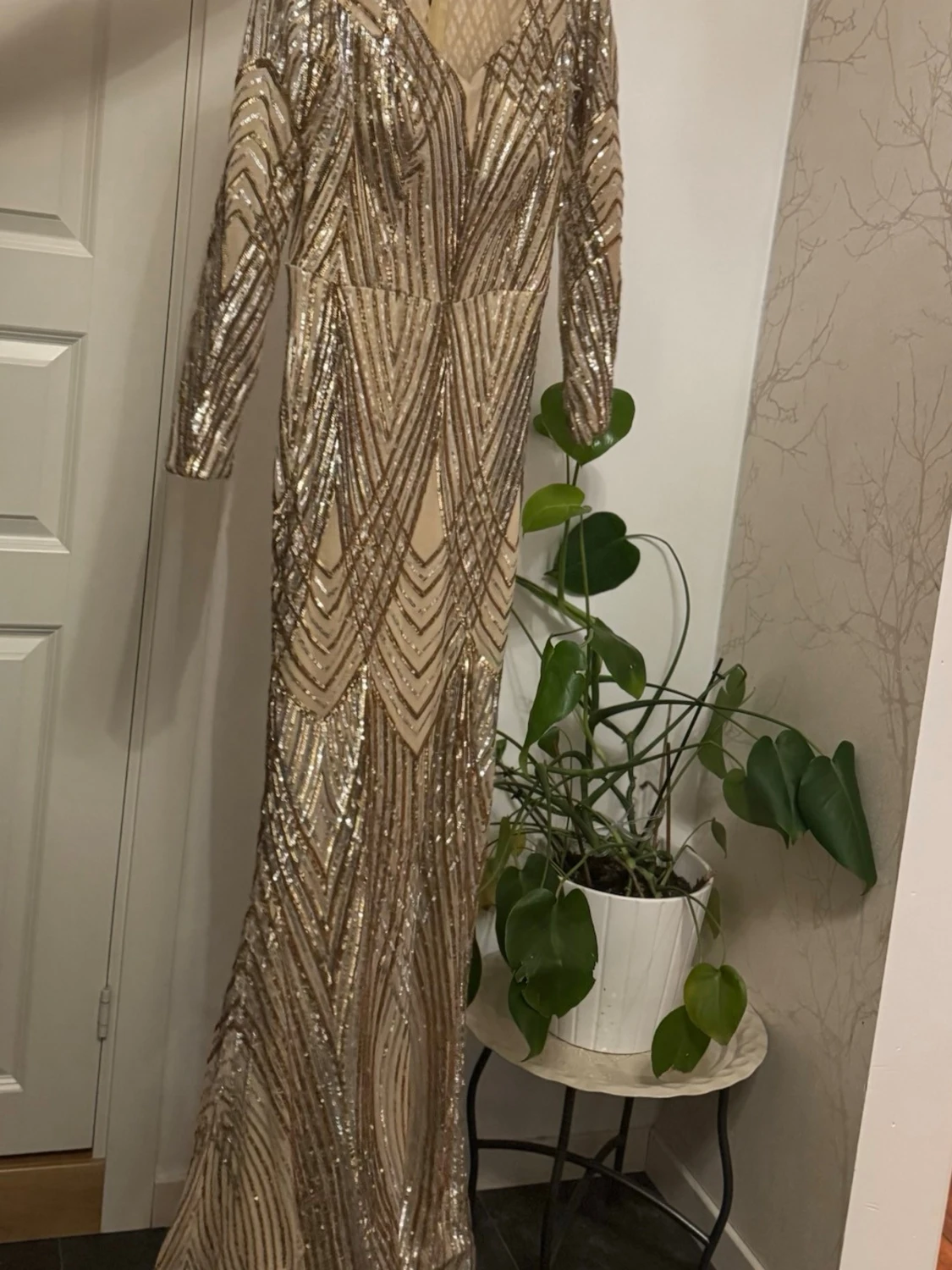 Glittrig långklänning i guld - 2