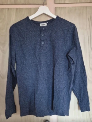 Mörkblå långärmad tröja - Mörkblå långärmad tröja från dobber med tre knappar vid halsen. Tillverkad i mjukt, tunt bomullsmaterial som känns skönt mot huden. Enkel och stilren design som passar till det mesta. Extra knapp finns kvar.  Alla kläder rollas innan dom skickas hem då det finns katt i hemmet🐈 Jag stryker och tvättar INTE innan jag skickar det får du stå för själv så det blir som du vill ha det🤗