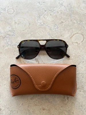 Ray-Ban solglasögon  - Ray-Ban Bill solglasögon, nyskick. Pris kan diskuteras, allt original medföljer!