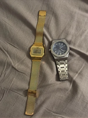 Casio digital guldklocka meshband - Snygg digital klocka från Casio i guld med mesharmband och rektangulär display. Klockan har en klassisk retrostil och digital tidvisning. Perfekt accessoar för dig som gillar vintagevibbar och stilren design. OBS båda KLOCKORNA FÅR NI!