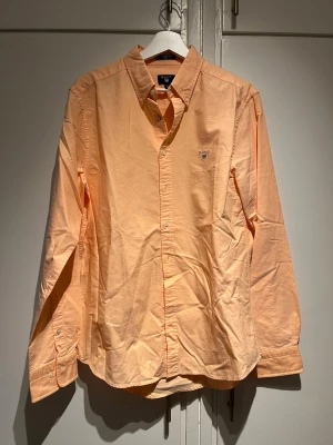 Orange/persika skjorta- Gant - Orange/persika skjorta- Gant. Storlek: L. Aldrig använd.