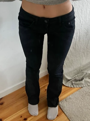 Lowwaist bootcut jeans - Svarta ltb jeans storlek 25/32. Min spegel är lite smutsig det är inte jeansen!🤗Inga tecken på användning
