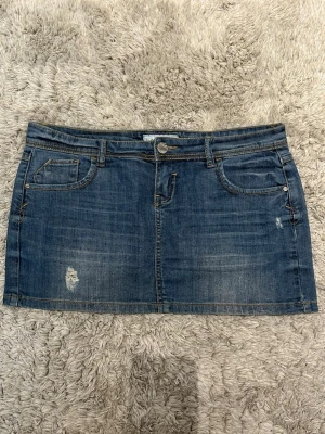 Lågmidjad jeanskjol - Snygg lågmidjad jeanskjol, måtten finns bland bilderna!!