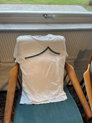 Jacob Cohen t shirt  - Vit t-shirt från Jacob Cohen  med en broderad logga. Klassisk rund hals och korta ärmar. Perfekt för dig som gillar minimalistisk stil med en twist.