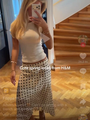 Polka dots långkjol från hm - Helt ny kjol från hm, populär och slutsåld på hemsidan. Det står M men den är liten i storlek så den passar bra på mig som brukar ha S (se bilderna)🌸