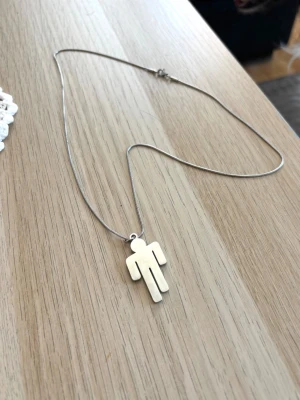 Silver Billie Eilish Blohsh halsband  - Silvrigt Billie Eilish halsband, 60cm kedja. Kedjan är tunn och har ett klassiskt lås. Perfekt för dig som gillar minimalistisk design och vill ha något unikt runt halsen. Ny och oanvänd. 