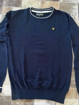Mörkblå tröja från Lyle & Scott - Snygg mörkblå tröja från Lyle & Scott. I nyskick knappt använt. Säljer den då den inte passar mig längre. Hör av er om ni vill veta mer. 