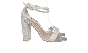 Glittriga silverpumps från Steve Madden - Snygga pumps i silver från Steve Madden med bred klack och öppen tå. Skorna har rem runt vristen och är täckta av glittrande stenar som ger en lyxig känsla. Perfekta för dig som vill sticka ut med stilrena detaljer och hög komfort.