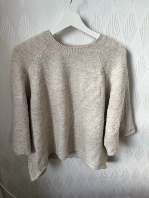 Stickad tröja 3/4 ärmar  - Lite nopprig men fin. Den är oversized. 