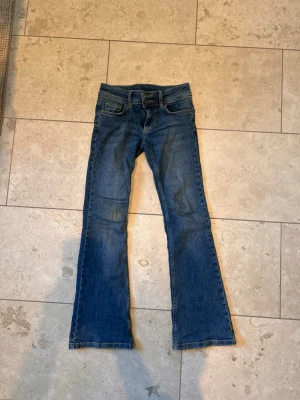 Jeans från RYVLS - Jeans från RYVLS, storlek 146. Har två små fläckar där bak❣️