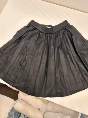 Fin kjol - Kjol från Zara i läder liknande material! Storlek 140❣️