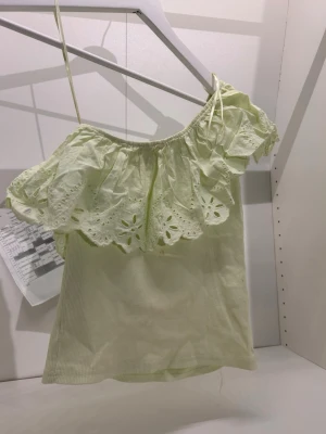 Trendig topp från Zara - Supersöt trendig topp från Zara! Storlek 152! Har tyvärr lite små fläckar på framsidan men inget som man lägger märke till! 