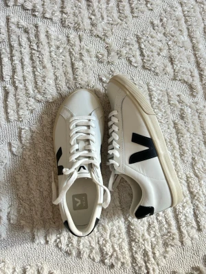 Veja sneakers - Veja sneakers i strl 38. Aldrig använda, helt nya! Nypris 1499kr.