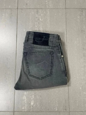 Jacob Cohën jeans svart/grå  - Säljer nu dessa grå/svarta Jacob Cohën Jeans i modell Type 688, mått: 38 cm midja och 110 cm längd. skriv för fler bilder/frågor ⭐️🙌🏼🚚