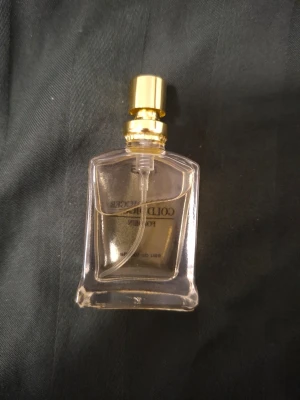NG Golddigger For Men parfym - NG Golddigger For Men är en eau de toilette i en genomskinlig glasflaska med guldfärgad spraykork. Flaskan har en stilren, rektangulär form och rymmer en fräsch doft för män. Perfekt att ha med sig tack vare den smidiga storleken.