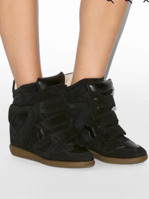 ISABEL MARANT - bekett sneakers  - Sneakers med kilklack i läder Flera material: lammnappa och kalvmocka Runda tår Kardborreband Vadderad plös Vävd etikett med ”Marant”-logga Sidopaneler Mjuka innersulor och foder i läder Yttersulor i gummi. Köpta 2019 isabelmarant.com, använt de senaste åren. Lite slitage på skorna när man kollar nära annars ok skick. 