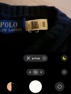 Mörkblå stickad tröja Polo Ralph Lauren - Mörkblå stickad tröja från Polo Ralph Lauren med klassisk rund hals och ribbstickade muddar. Tröjan är tillverkad i mjukt material och har en stilren look som passar perfekt till jeans eller kjol.