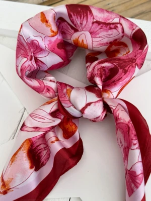 Rosé Papillon – Limited Edition Scarf 70x70 - Romantisk scarf med akvarellika fjärilar i nyanser av hallonrosa, vinrött, mjuk persika och pudriga rosatoner. Den eleganta satin finishen ger ett mjukt lyster och ett följsamt fall som framhäver de levande färgerna och den drömska känslan i mönstret.  En feminin och uttrycksfull accessoar med känsla av sommar, blomsterträdgård och konstnärlig elegans – perfekt för att ge färg och mjukhet till både enkla och uppklädda looks.  Limited Edition-modell med unik design och poetisk känsla.  • 70 x 70 