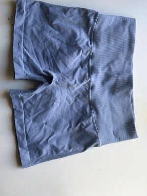 Ljusblå seamless cykelshorts - Snygga ljusblå cykelshorts med hög midja och seamless design. Perfekta för träning eller en avslappnad stil. Mjukt och stretchigt material som sitter skönt på kroppen.