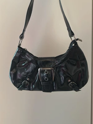 Söt Y2k väska  - Jättefin Y2k väska med metallbälte och fina detaljer. Hör av er vid intresse 🫶😍🤗