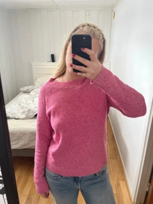 Rosa stickad tröja i storlek M från vero moda - Rosa stickad tröja i storlek M från vero moda