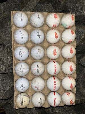 Tränings Golfbollar mixade märken - Säljer ett paket med 24 golfbollar från olika märken som Top-Flite, Pinnacle och Strata. Perfekt för träning hemma
