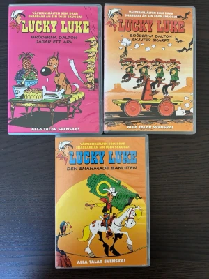 Lucky Luke dvd paket - Lucky Luke - Bröderna Dalton Jagat Ett Arv, Bröderna Dalton Skjuter Skarpt, Den Enarmade Banditen.  Alla finns på språk: Svenska   Alla är repfria förutom den enarmade banditen som enbart har några hairlines!   OBS!! skivorna är begagnade så det kan förekomma repor/hairlines på skivorna, men då jag kollar igenom alla filmer jag säljer garanterar jag att alla funkar felfritt om inget annat står! :)