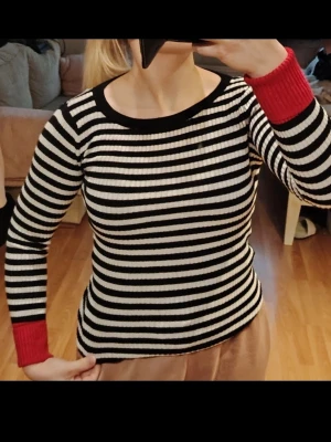 Paris Style y2k😍  - Ihana pitkähihainen, täydellisessä kunnossa🫶🏻❤️ menee niin arjessa kuin juhlassa☀️ Hihat saa myös taitettua. XS-S.