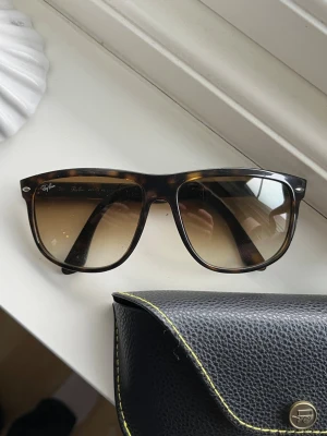 Ray-Ban Boyfriend solglasögon  - Säljer ett par sköna RB4147 brillor! | Mycket fint skick på glasen och bågarna, finns något väldigt litet tecken på användning som varken syns eller påverkar användning! | Storlek 60:15. | Skickar med i ett Moscot fodral! | Ställ gärna frågor innan du köper!