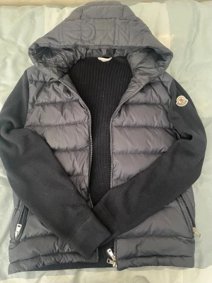 Moncler cardigan  - Mörkblå, Storlek S/M, jätte fint skick, använd ett fåtal gånger. 