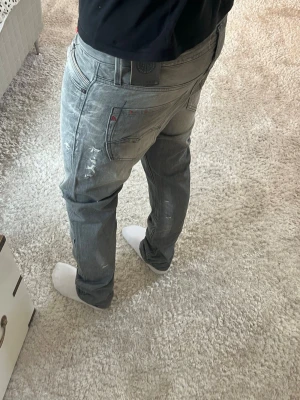 Replay Waitom jeans  - Replay Jeans med slitningar och hål | skick 9/10 | Storlek 33/32 | Pris - 549kr | Modellen är ca 180cm lång | Hör av dig vid minsta fråga eller fundering!!
