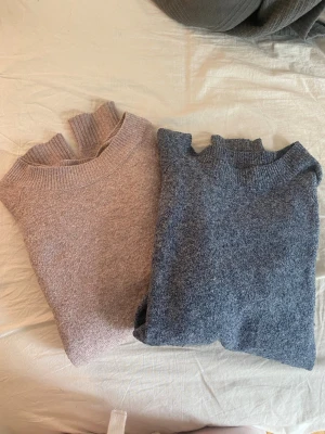 Beige och blå stickad tröja - Två stickade tröjor i mjukt material, en i rosa och en i blått. Storlek xs på båda, från vero Moda! Pris går att diskuteras!💕