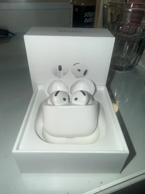 Apple AirPods 4 - Säljer ett par vita Apple AirPods 4 med trådlöst💕