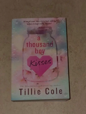 A Thousand Boy Kisses av Tillie Cole - Säljer romanen 'A Thousand Boy Kisses' av Tillie Cole. Perfekt för dig som gillar romantik och känslor. Engelskspråkig pocketbok. Kan ladda upp annonsen igen vid fri frakt kampanjer.